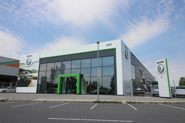 Lieferung und Montage Autosalon mit Service ADIV, spol. s r.o. der Marke ŠDODA. Breite Nutzungsmöglichkeiten für Automobilindustrie.