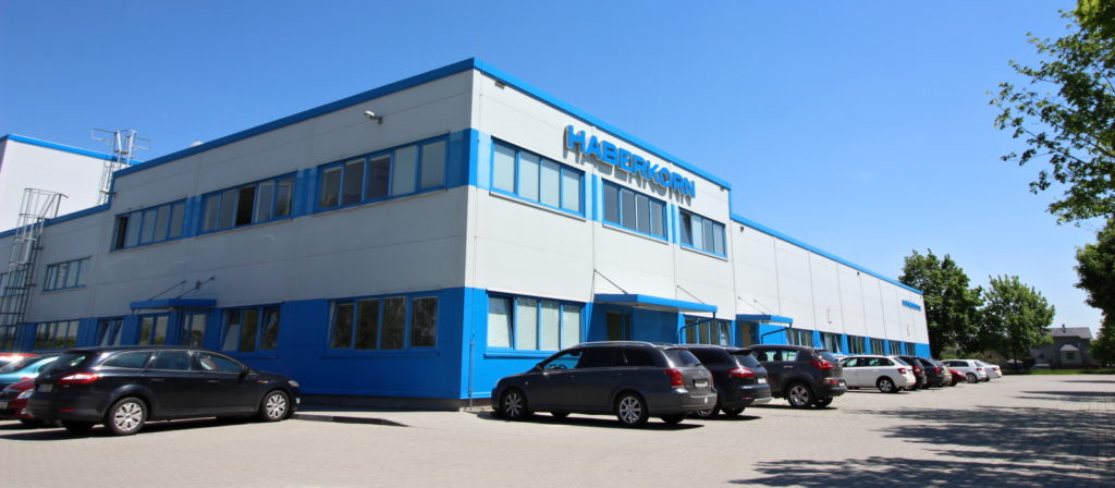 Die Produktions-/Lagerhalle mit dem Verwaltungsbüroteil der Gesellschaft Haberkorn Ulmer s.r.o., die sich in der Gemeinde Mokré Lazce auf der Strecke zwischen den Städten Opava und Ostrava befinden.