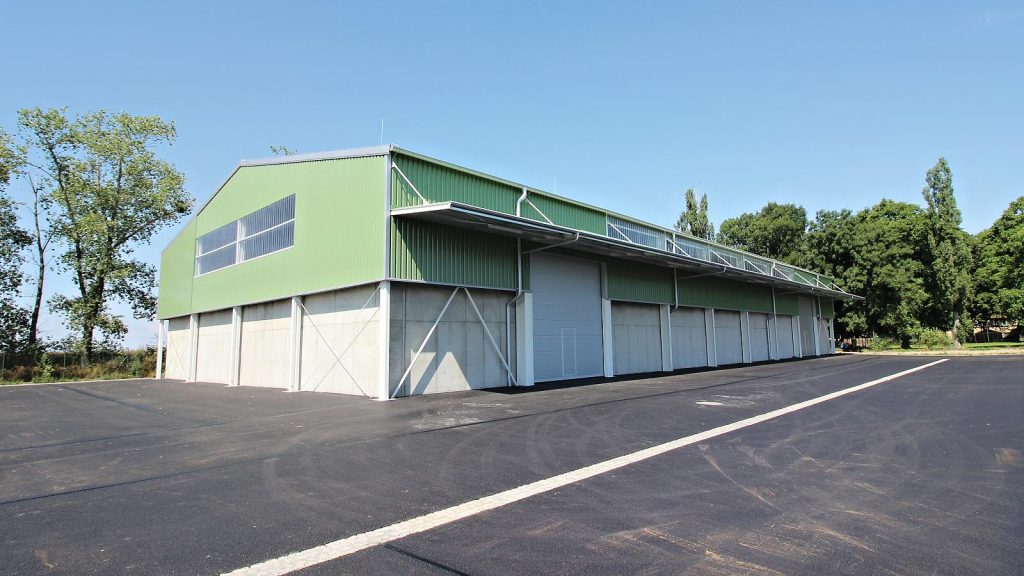 Realisierung der Depothalle in der Form von Rahmenstahlkonstruktion mit der Dach- und Wandverkleidung, Öffnungsfüllungenen und Klempner Elementen.
