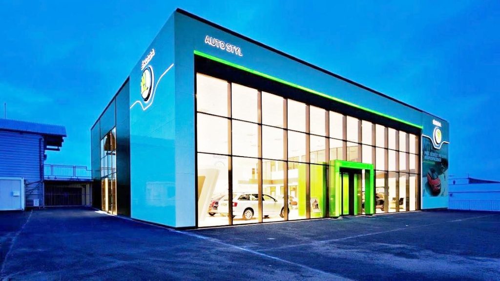 In 2013 gelang es, uns gemeinsam mit der Baugesellschaft Česká všeobecná stavební, spol. s r.o. in Prag, den Pilotbau Autosalon Škoda aufzubauen.