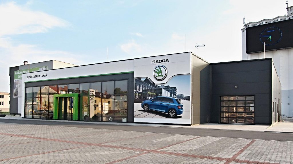 In 2014 haben wir für Autocentrum Lukáš den Bau des Autohauses mit Service ŠKODA erfolgreich realisiert. Architektonischer ŠKODA-Konzept ist eingehalten.