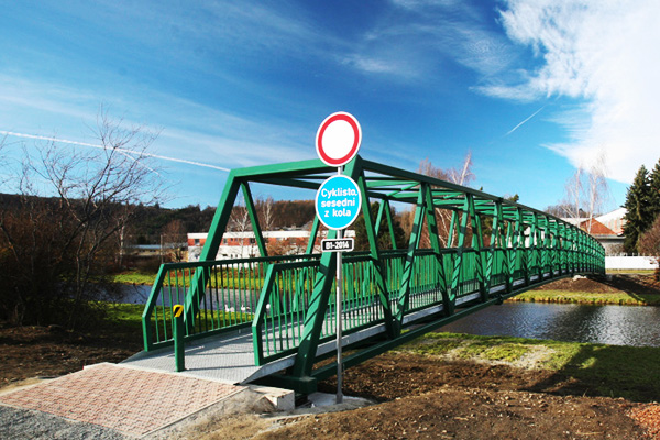 Als Hauptinvestor realisierten wir den Fußgängersteg über den Fluss Moravice in Branka bei Opava. Es dauerte bloß 2 Monate.