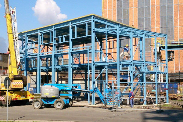 Bau der Hallen-Stahlkonstruktion, genutzt durch den Investor Dalkia Česká republika, a.s. zu technologischen Zwecken, fand in Ostrava Trebovice statt.