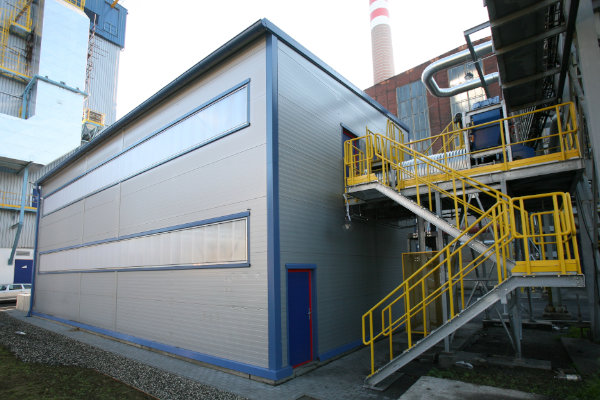 Für Investor Dalkia Česká republika, a.s. realisierten wir den Bau der Stahlkonstruktionshalle für Container mit PUR-Sandwichpaneelen, Klempner-Elementen und Stahl-Treppenhaus.