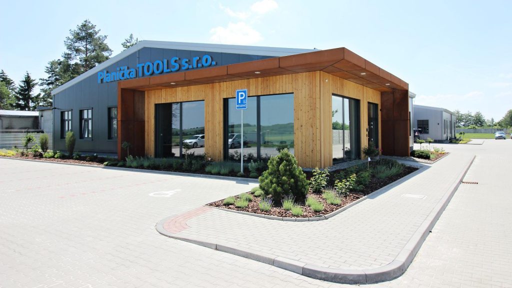 In Zusammenarbeit mit dem Generalunternehmer – der Gesellschaft Navláčil stavební firma, s.r.o. haben wir den Auftrag mit folgender Bezeichnung realisiert: Bürogebäude mit der Produktionshalle, die sich in der Gemeinde Lutín befindet.