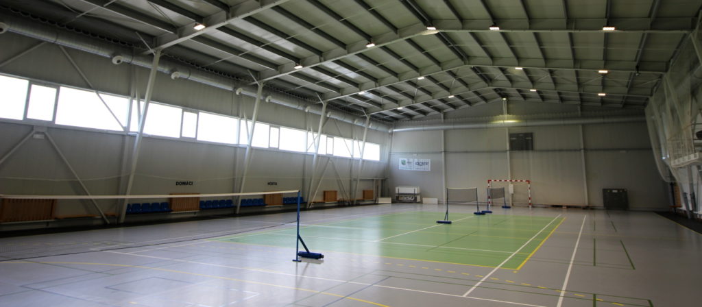 Sporträumlichkeiten, realisiert in Stahlrahmenkonstruktion, und die Lagerhalle wurde in Fachwerkkonstruktion für die SPORT SERVICE, s.r.o. realisiert.