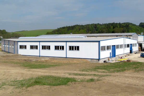 Fachwerk-Stahlrahmenkonstruktion der Produktionshalle in Trapezform, gebaut für den Investor TVD-Technická výroba, a.s.